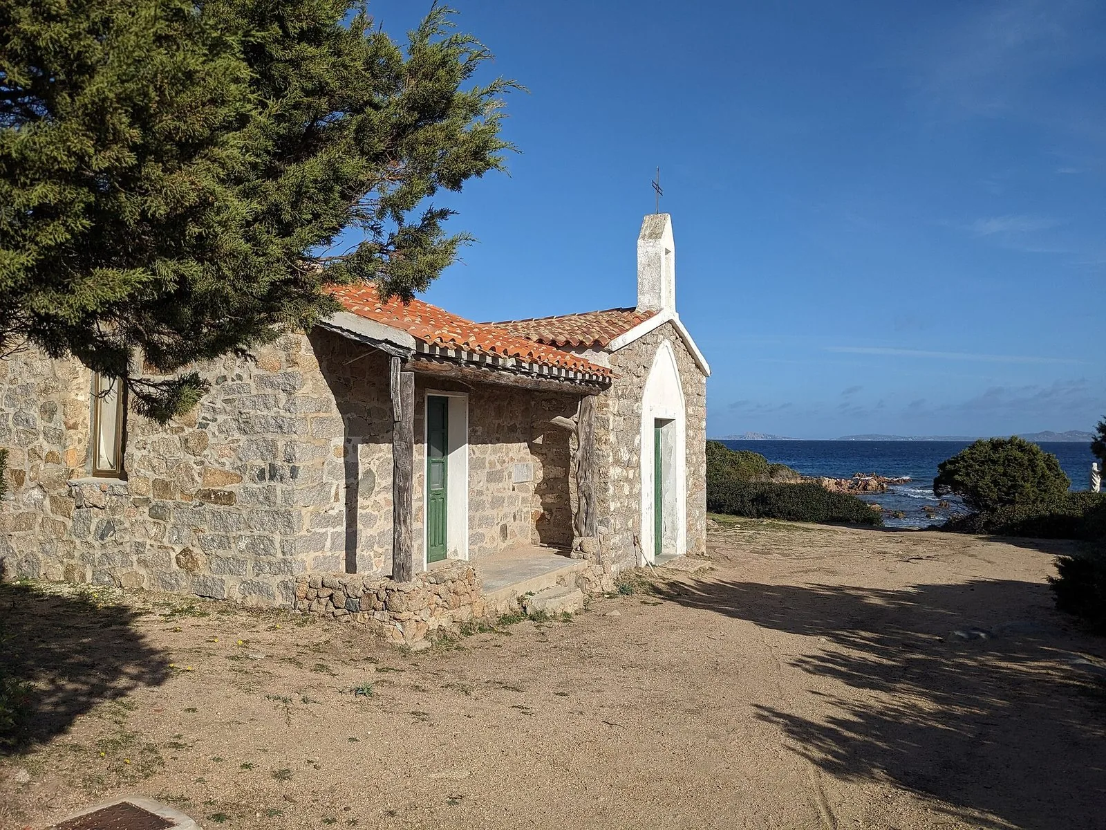 La chiesetta di San Silverio in pietra, affacciata sul mare di Vignola