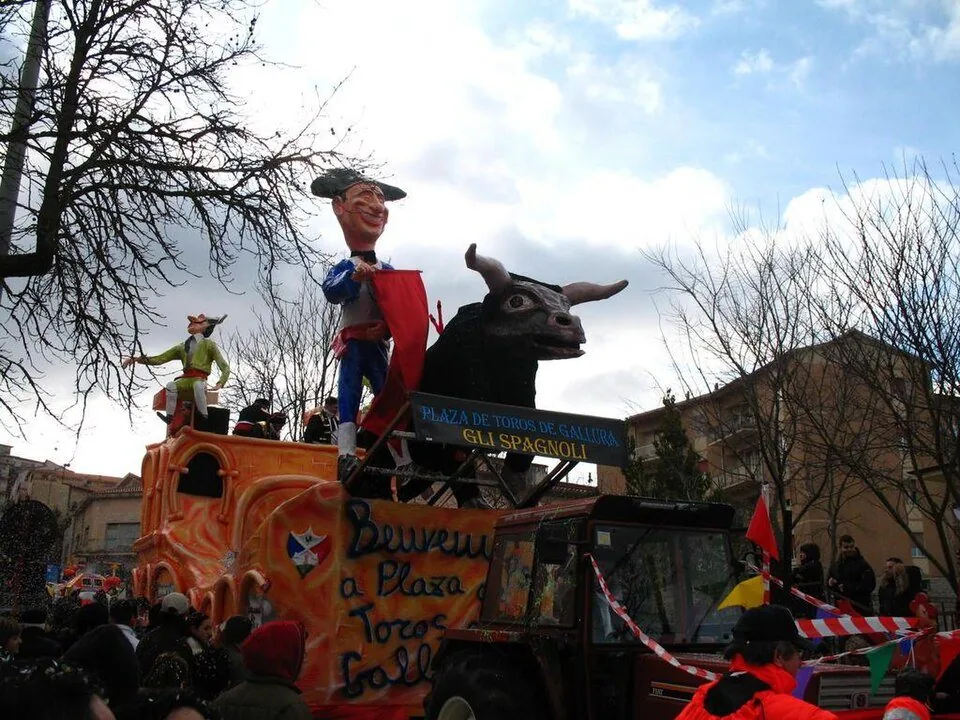 Un carro allegorico in cartapesta con un torero e un toro durante il Carnevale di Tempio Pausania