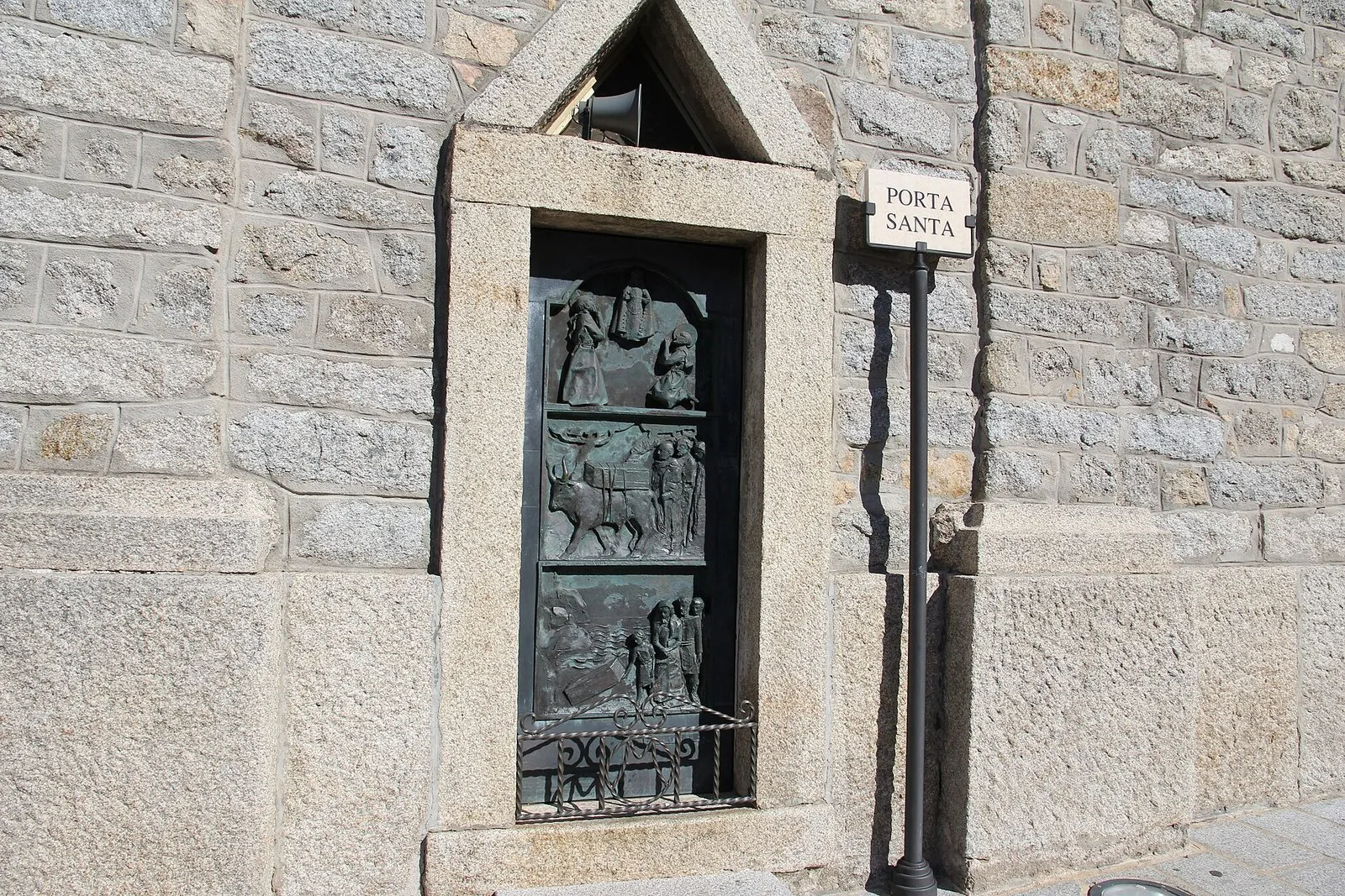 La Porta Santa in bronzo della basilica di Luogosanto