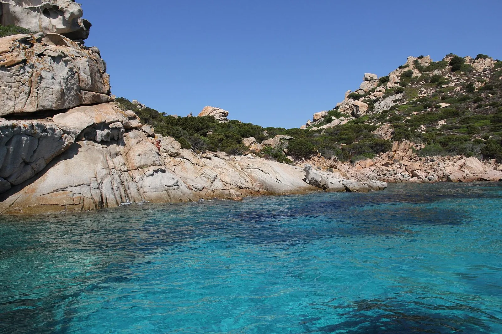 Graniti e acqua turchese in una cala dell'isola di Spargi, nell'Arcipelago di La Maddalena