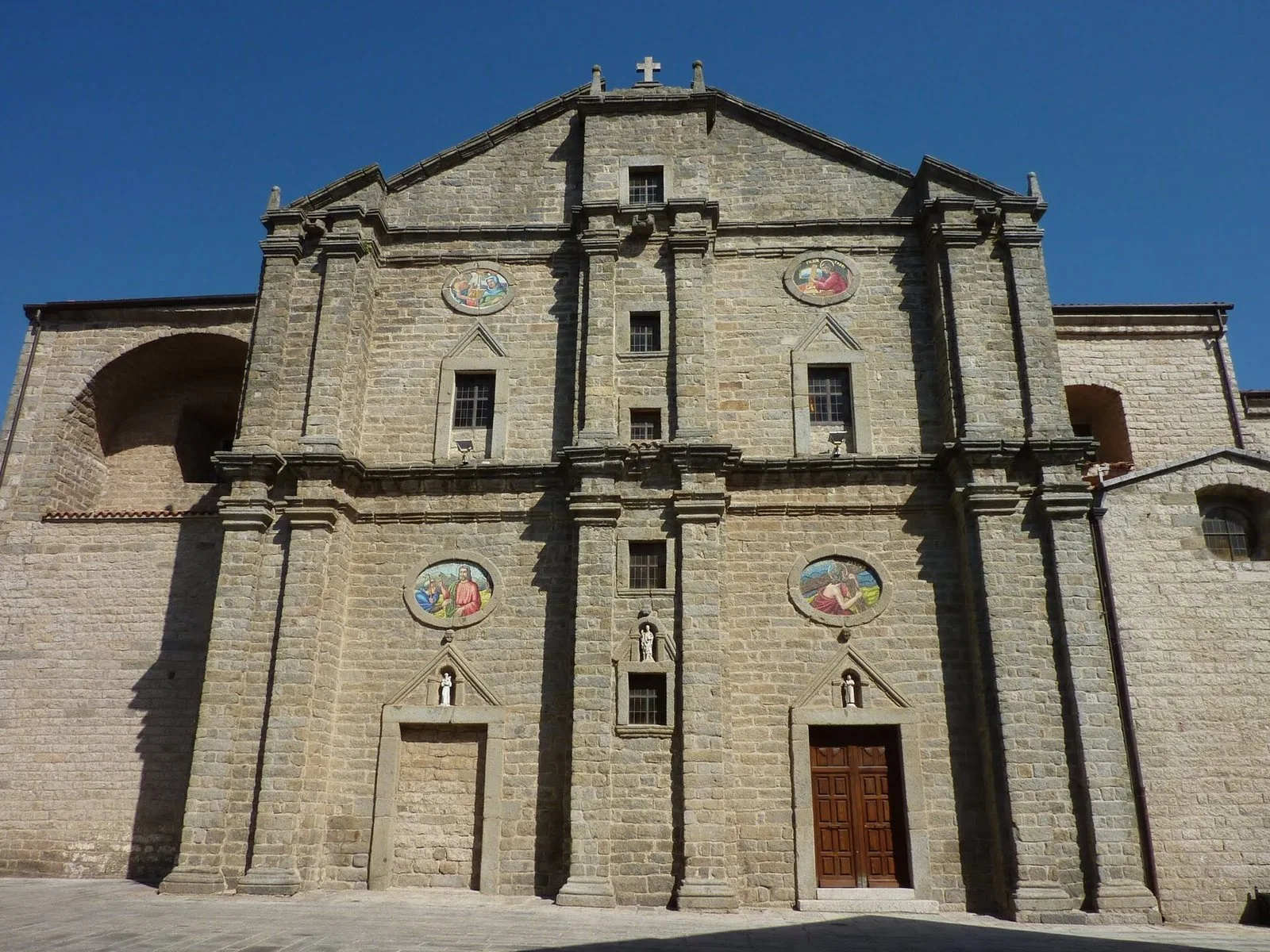 La facciata in granito della cattedrale di San Pietro a Tempio Pausania