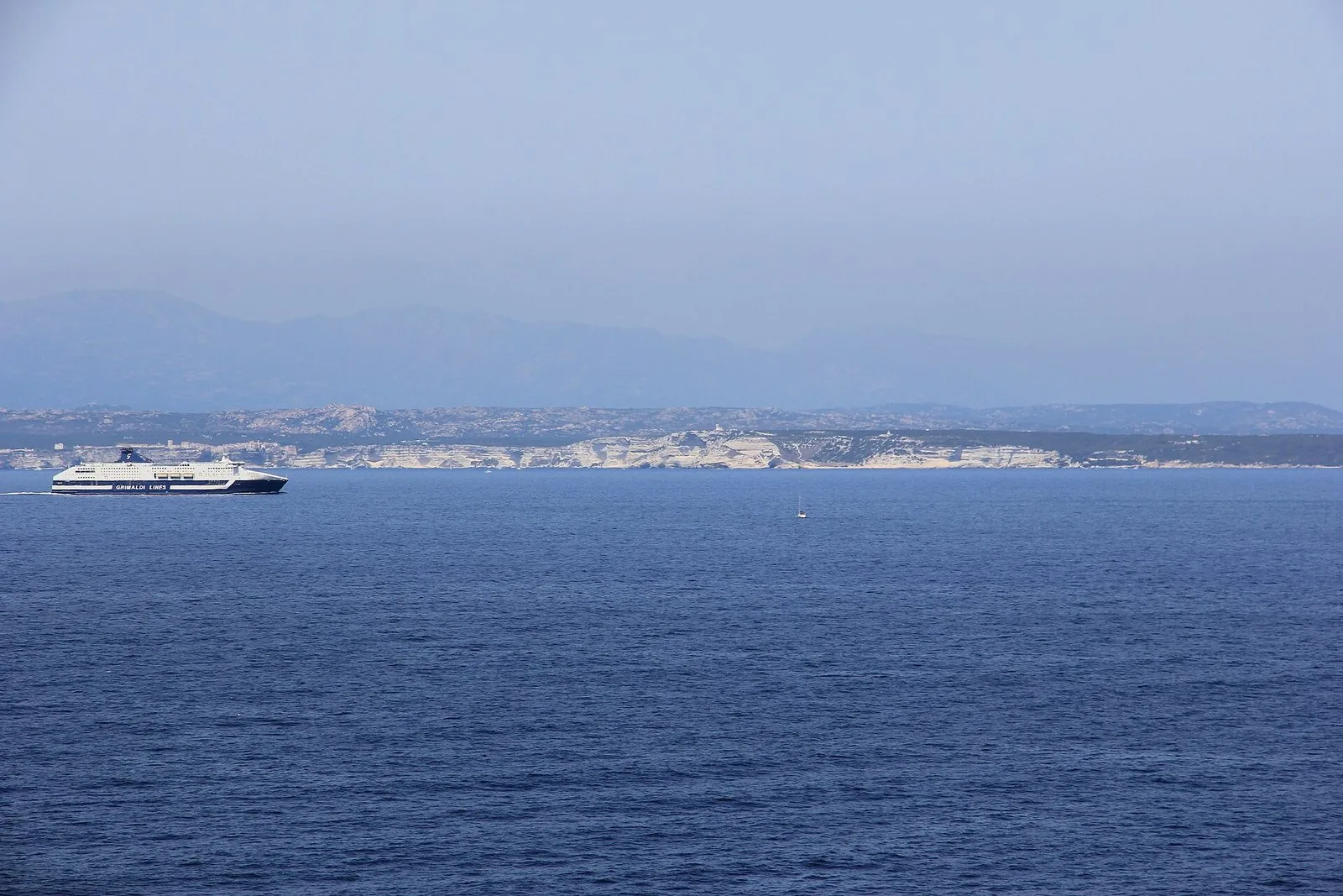 Le Bocche di Bonifacio viste da Santa Teresa Gallura, con la costa della Corsica all'orizzonte