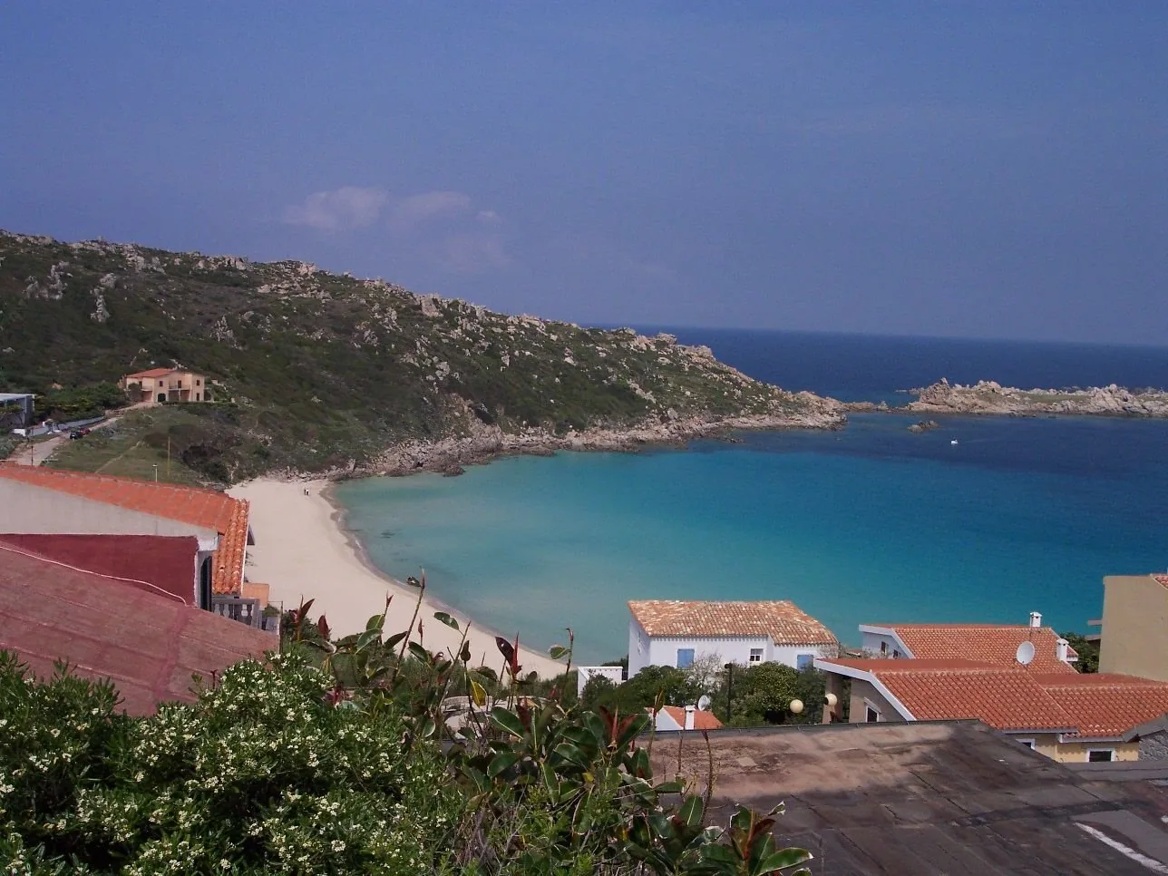 La spiaggia di Rena Bianca a Santa Teresa Gallura, con i graniti sullo sfondo