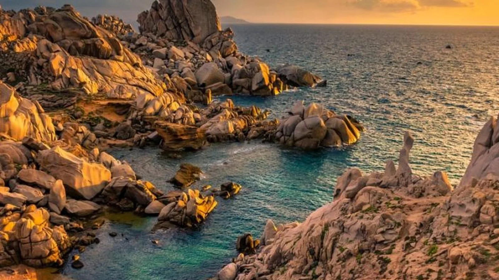 Le rocce di granito di Capo Testa modellate dal vento sul mare al tramonto